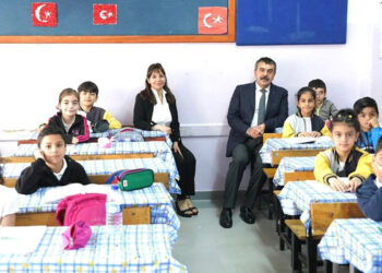 Bakan Tekin, Cumhuriyet İlkokulu'nu ziyaret etti