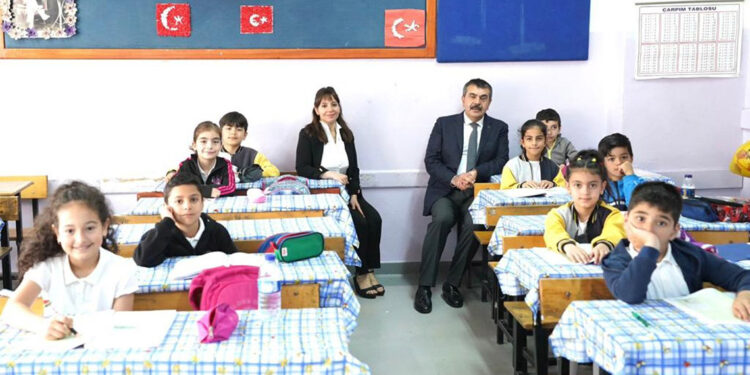 Bakan Tekin, Cumhuriyet İlkokulu'nu ziyaret etti