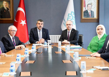 Bakan Tekin, Türkiye Maarif Vakfı'nı ziyaret etti