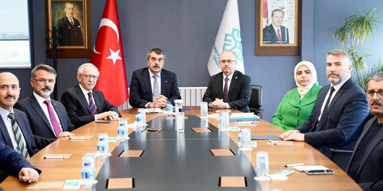 Bakan Tekin, Türkiye Maarif Vakfı'nı ziyaret etti