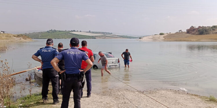 Baraja düşen otomobilde cesedi bulundu