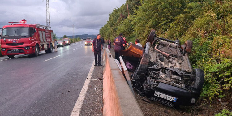 Bariyerlere çarpan cip takla attı: 6 yaralı