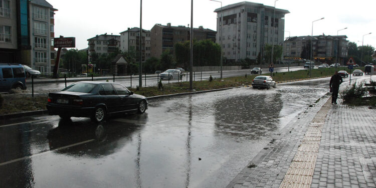 Bartın'da sağanak, yaşamı olumsuz etkiledi