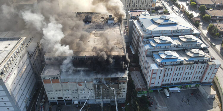 Başakşehir İkitelli Organize Sanayi Bölgesinde yangın 