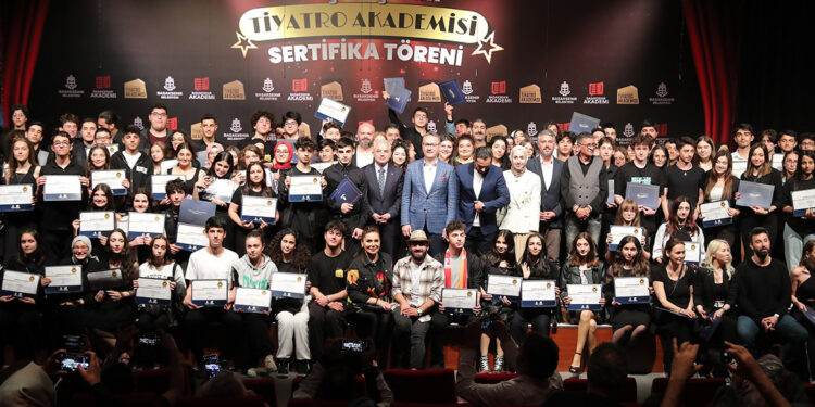 Başakşehir Tiyatro Akademisi’nde sertifika töreni