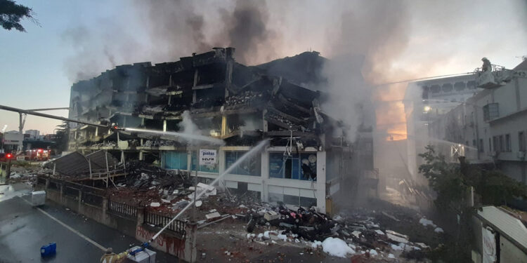 Başakşehir'de fabrikada çıkan yangın 37. saatte sürüyor