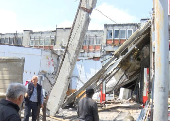 Başakşehir'de sanayi sitesinde oto tamirhanesi çöktü