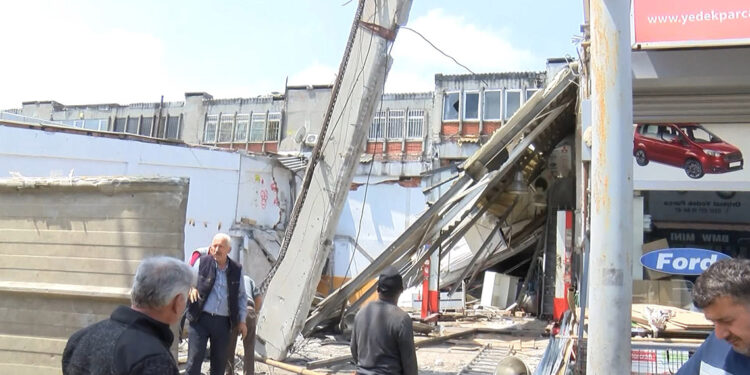 Başakşehir'de sanayi sitesinde oto tamirhanesi çöktü