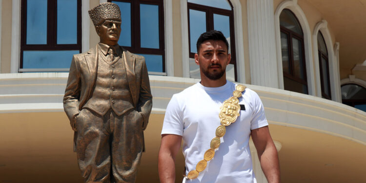 Başpehlivanlık kemeri Mustafa Taş'a verildi