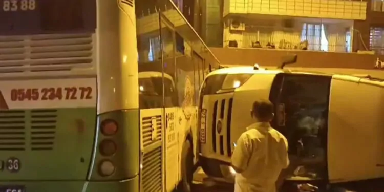 Batman'da belediye otobüsü ile minibüs çarpıştı: 8 yaralı