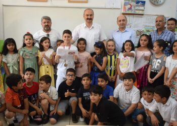 Batman'daki depremzede öğrenciler karnelerini aldı
