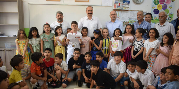 Batman'daki depremzede öğrenciler karnelerini aldı