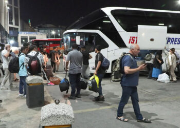 Bayram tatili öncesi otogarda akşam yoğunluğu