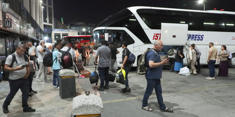 Bayram tatili öncesi otogarda akşam yoğunluğu
