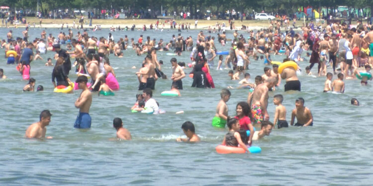 Bayramın 3. gününde Menekşe Plajı doldu taştı