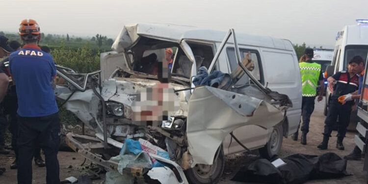 Belediye otobüsü ile minibüs çarpıştı: 3 ölü, 10 yaralı