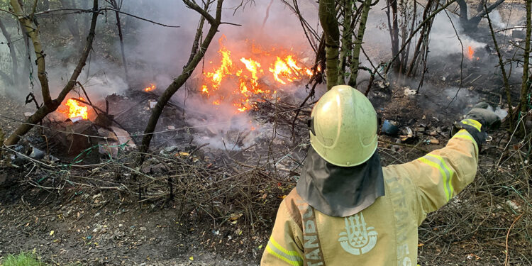 Beşiktaş'ta çadır ve barakada çıkan yangın söndürüldü