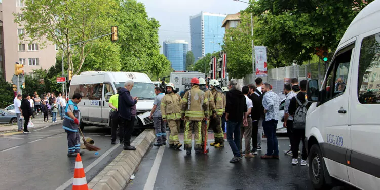Beşiktaş'ta servis minibüsü otomobile çarptı: 4 yaralı