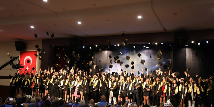Beykent Üniversitesi'nde mezuniyet coşkusu