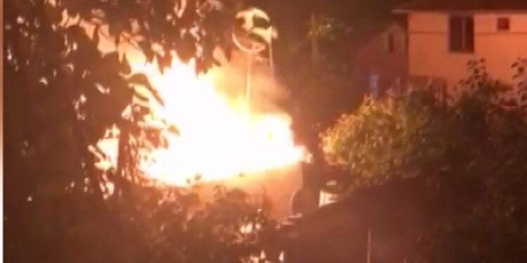 Beykoz'da gecekonduda yangın çıktı