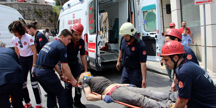 Beyoğlu'nda 3'üncü kattan düşen işçi ağır yaralandı