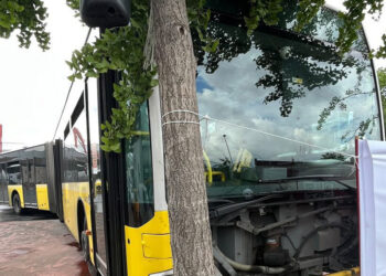 Beyoğlu'nda İETT otobüsü 6 araca çarptı