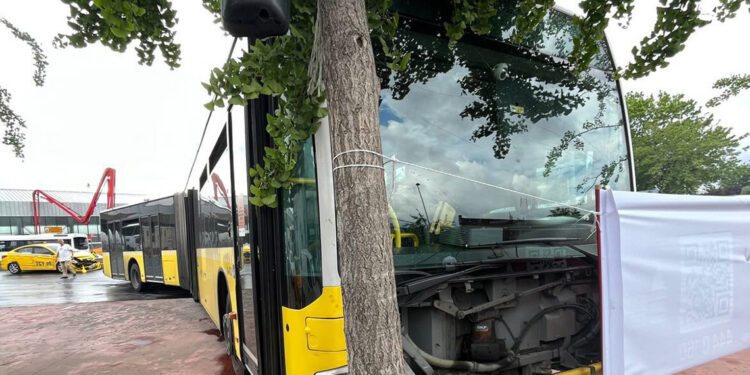 Beyoğlu'nda İETT otobüsü 6 araca çarptı