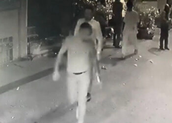 Beyoğlu'nda kavga: Ara sokakta yakalayıp bıçakladı