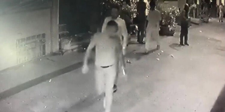 Beyoğlu'nda kavga: Ara sokakta yakalayıp bıçakladı