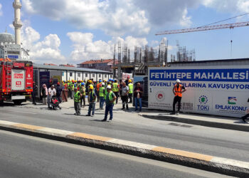 Beyoğlu'nda vincin çarptığı işçi ağır yaralandı