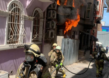 Beyoğlu'nda yanan 2 katlı metruk bina korkuttu