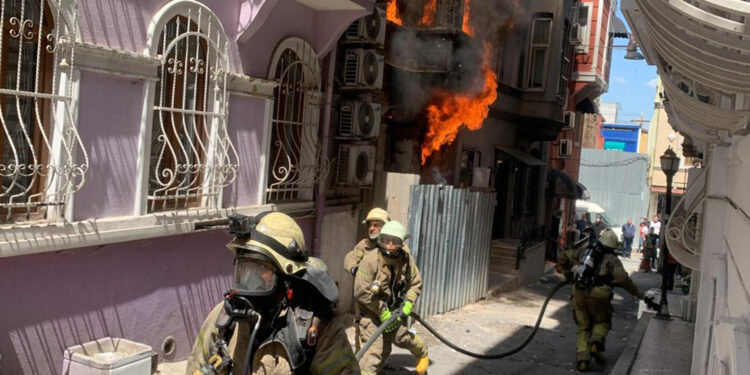 Beyoğlu'nda yanan 2 katlı metruk bina korkuttu