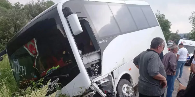 Bilecik'te midibüs ile otomobil çarpıştı: 11 yaralı