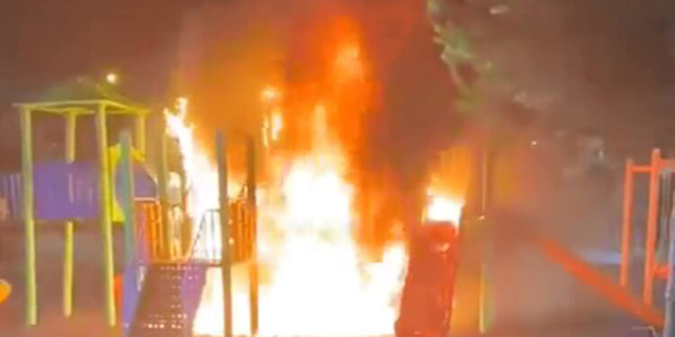 Bingöl’de parktaki çocuk oyun grupları ateşe verildi