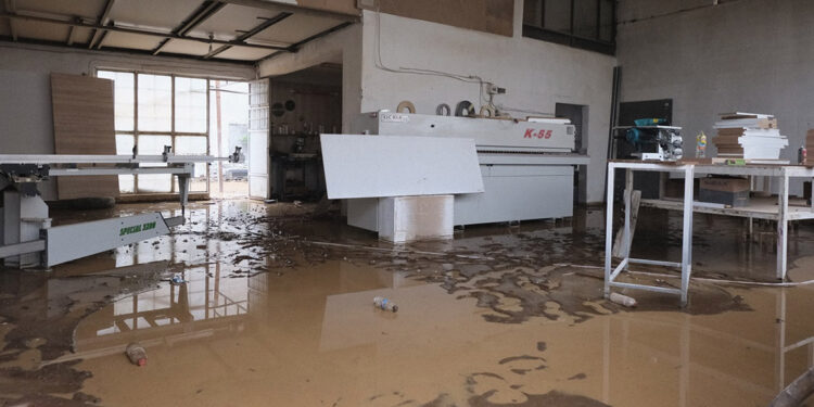 Bingöl'de sağanak; iş yerlerini su bastı