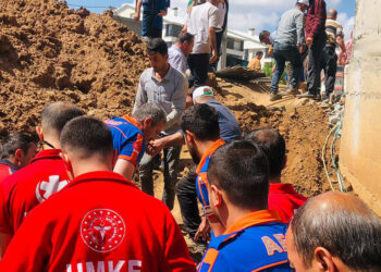 Bitlis'te inşaat alanında toprak kaydı: 2 işçi yaralı