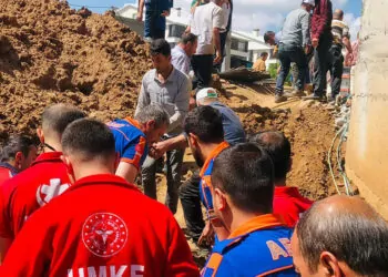Bitlis'te inşaat alanında toprak kaydı: 2 işçi yaralı