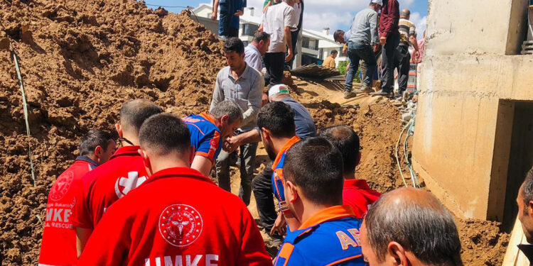 Bitlis'te inşaat alanında toprak kaydı: 2 işçi yaralı