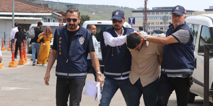 Boşandığı eşi ve kayınpederini öldüren sanık adliyede