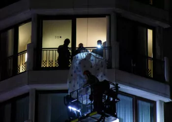 Boynuna ip geçirerek otelin balkonundan atlayan turist öldü