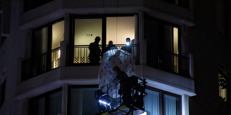 Boynuna ip geçirerek otelin balkonundan atlayan turist öldü