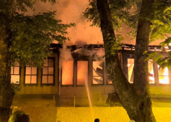 Bursa'da 2 katlı ahşap binada yangın