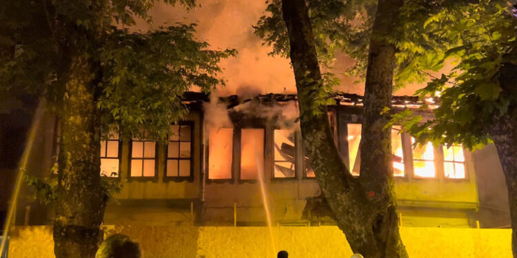 Bursa'da 2 katlı ahşap binada yangın