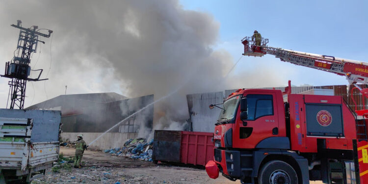 Bursa'da geri dönüşüm tesisinde yangın