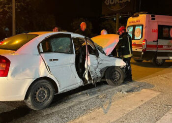 Bursa'da kavşaktan dönüş yapan 2 otomobil çarpıştı