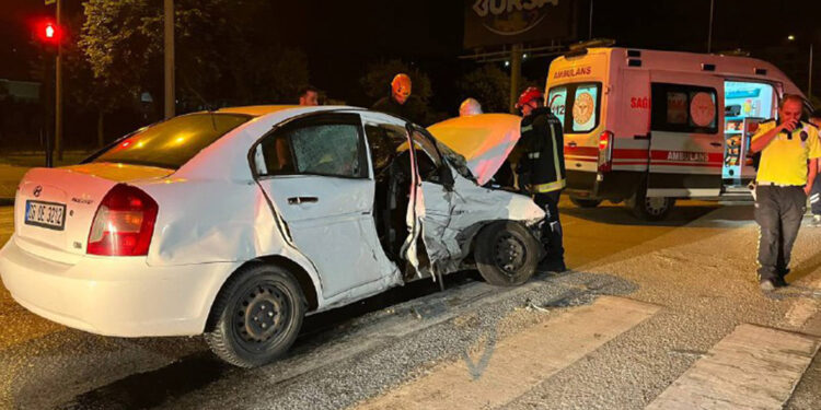 Bursa'da kavşaktan dönüş yapan 2 otomobil çarpıştı