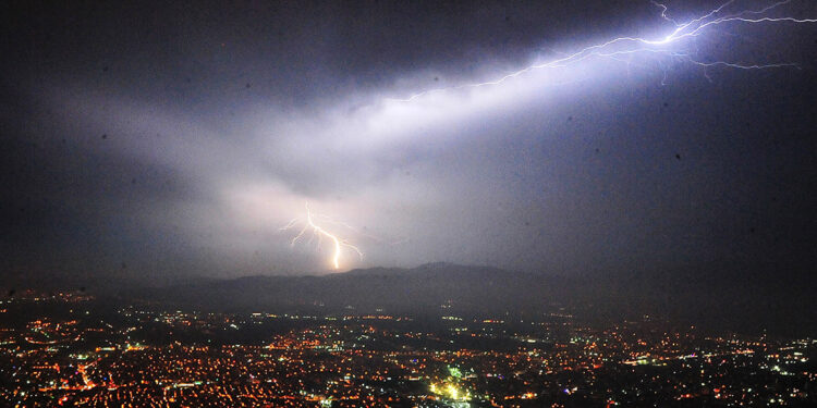 Bursa'da şimşekler geceyi aydınlattı