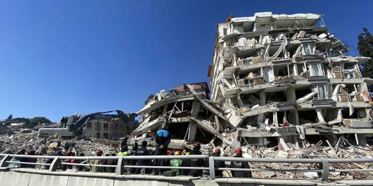Büyük depremlerin geleceğini 2 öncü deprem haber vermiş