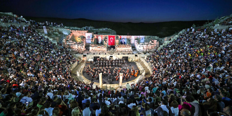 CSO, antik tiyatroda konser verdi