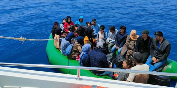 Çanakkale'de 31 kaçak göçmen kurtarıldı